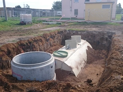 jímka pro hospodaření s dešťovými vodami + trativod zajistí výrazné snížení nákladů za platby VAK